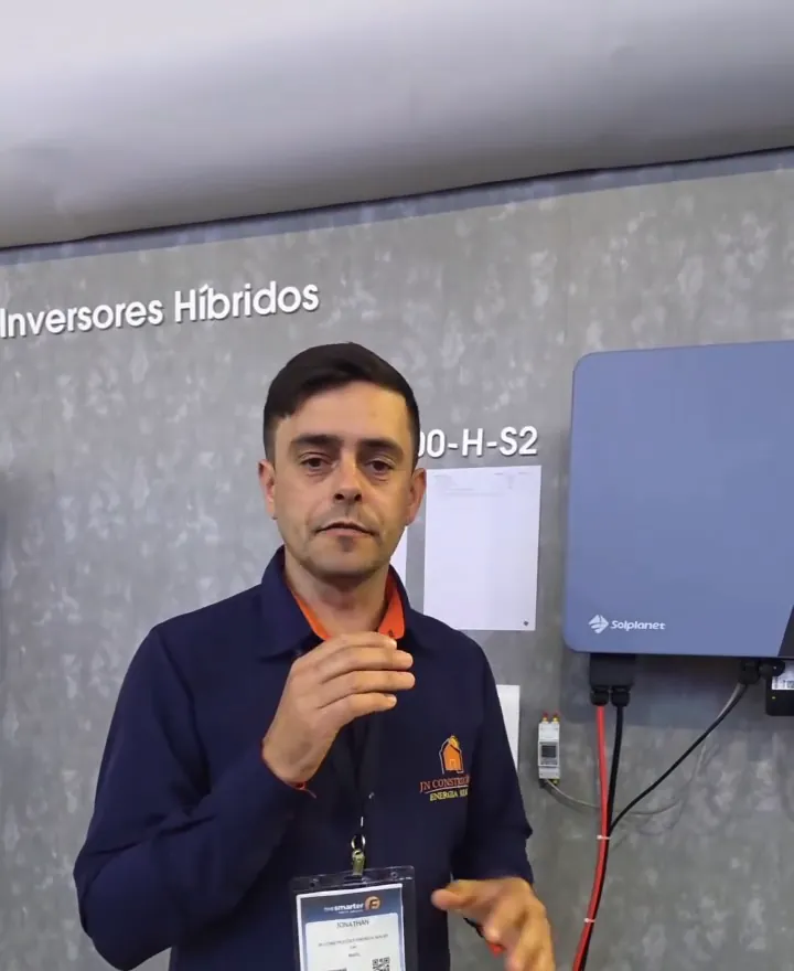 Jonathan, da JN, explicando os inversores híbridos